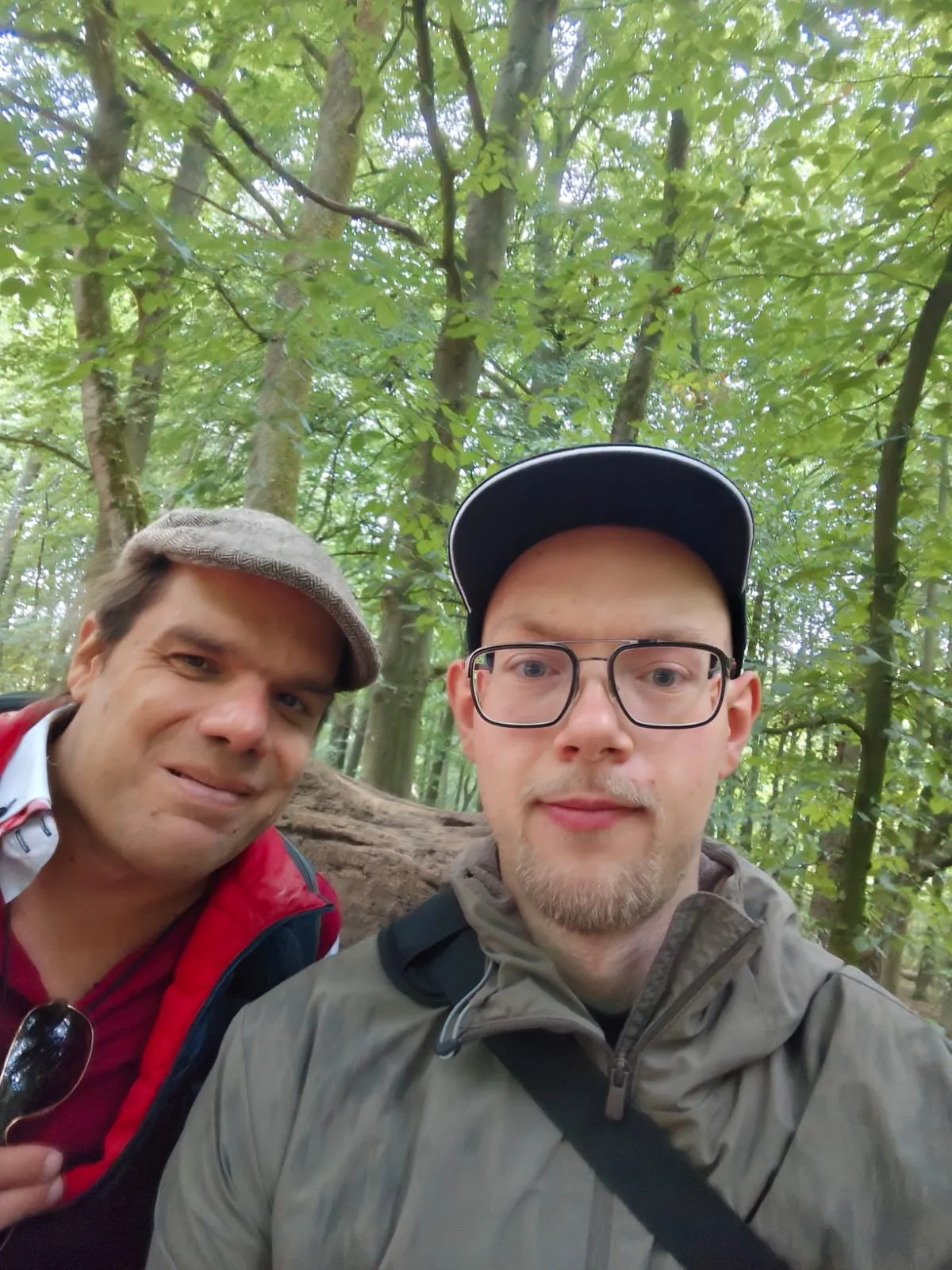 Christian Ottenberg und Sebastian Wolff bei einer Wanderung im Wald